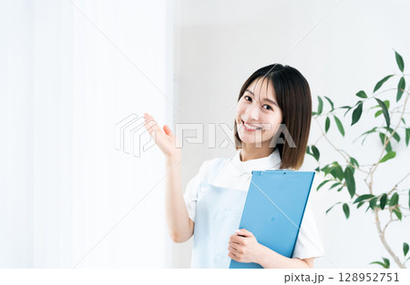 案内する医療従事者 128952751