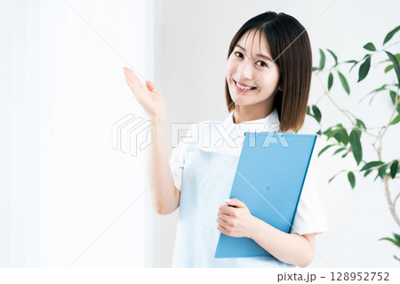 案内する医療従事者 128952752