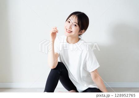 床に座る若い女性のポートレート 床に座る若い女性のポートレート 128952765