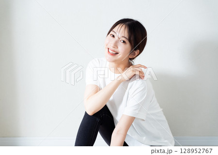 床に座る若い女性のポートレート 床に座る若い女性のポートレート 128952767