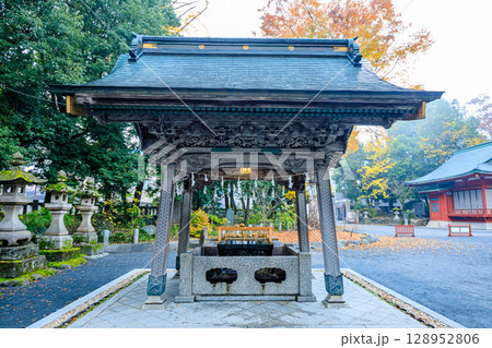 秋の霧のかかる秩父神社　埼玉県秩父市 128952806