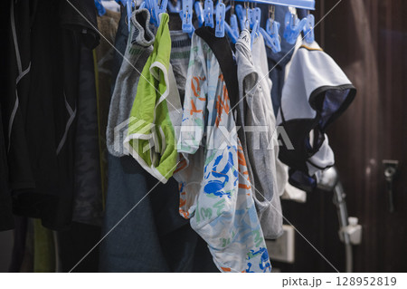 一人暮らし 男性住まい 部屋干ししている様子 一人暮らし 男性住まい 部屋干ししている様子 128952819