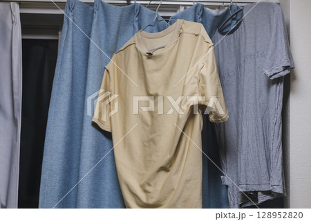 一人暮らし　男性住まい　部屋干ししている様子　 128952820
