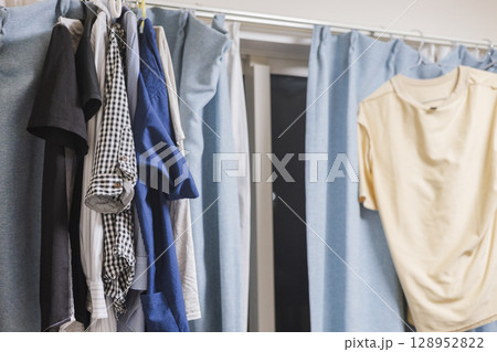 一人暮らし　男性住まい　部屋干ししている様子　 128952822