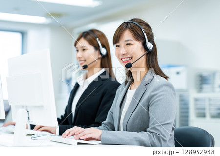 オペレーターの若い女性 オペレーターの若い女性 128952938
