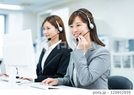 オペレーターの若い女性 オペレーターの若い女性 128952939