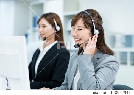 オペレーターの若い女性 オペレーターの若い女性 128952941