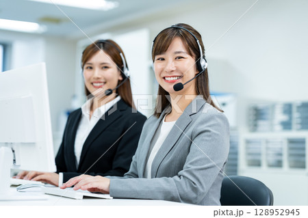 オペレーターの若い女性 オペレーターの若い女性 128952945