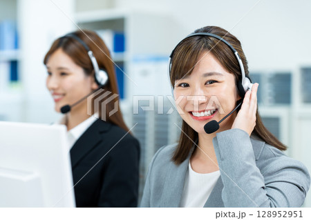 オペレーターの若い女性 128952951