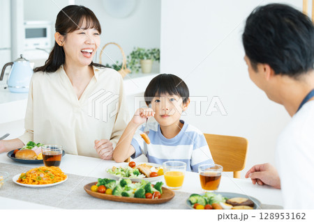 ファミリー　食卓を囲む家族 128953162