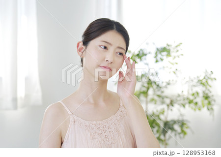 美容　悩む女性　自宅 128953168