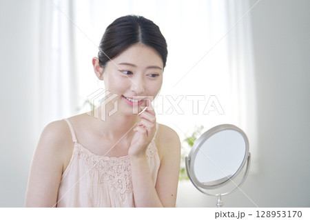 女性　美容　デンタルケア　自宅 128953170