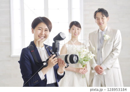 ブライダルフォトグラファー ポートレート カメラ目線 ブライダルフォトグラファー ポートレート カメラ目線 128953184