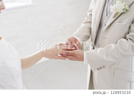 新婦の指に指輪をつける手元のクローズアップ 128953210