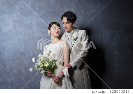 見つめ合う新郎新婦 ポートレート 黒背景 見つめ合う新郎新婦 ポートレート 黒背景 128953212