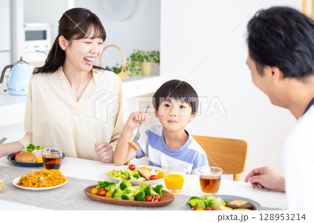 ファミリー　食卓を囲む家族 128953214