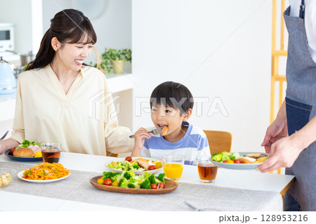 ファミリー 食卓を囲む家族 ファミリー 食卓を囲む家族 128953216