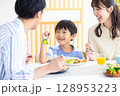 ファミリー　食卓を囲む家族 128953223