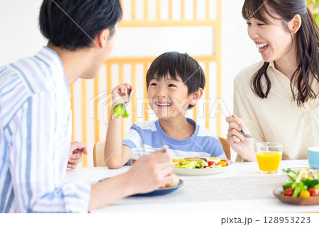 ファミリー　食卓を囲む家族 128953223