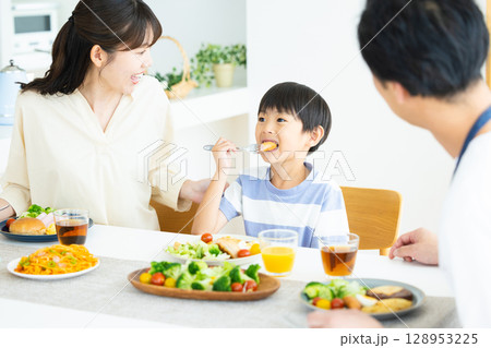 ファミリー　食卓を囲む家族 128953225