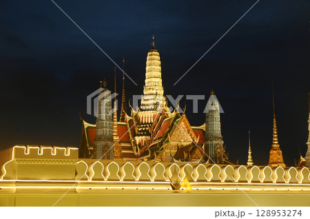 Night scene of beautiful lights decorate Wat Phra Kaew. This is a place of respect and tourism for Buddhists around the world. 128953274