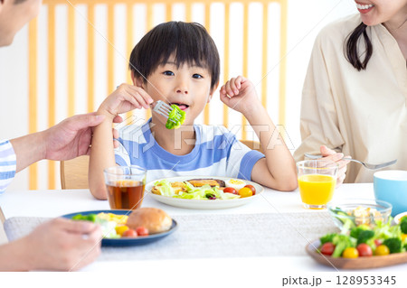 ファミリー 食卓を囲む家族 ファミリー 食卓を囲む家族 128953345