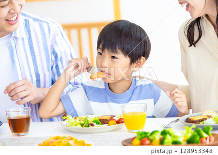 ファミリー 食卓を囲む家族 ファミリー 食卓を囲む家族 128953348