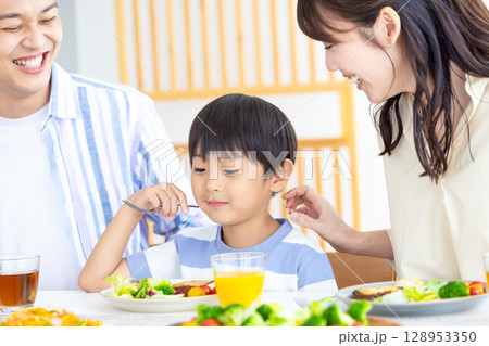 ファミリー　食卓を囲む家族 128953350