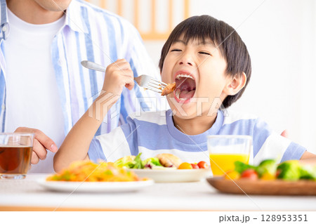 ファミリー　食卓を囲む家族 128953351