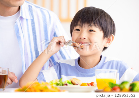 ファミリー　食卓を囲む家族 128953352