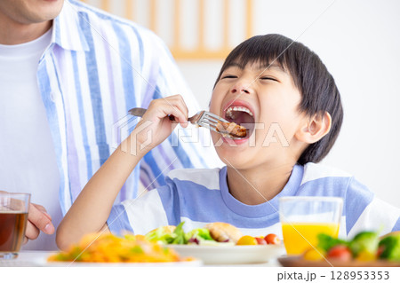 ファミリー　食卓を囲む家族 128953353
