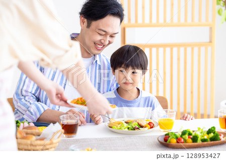 ファミリー 食卓を囲む家族 ファミリー 食卓を囲む家族 128953427