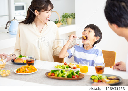 ファミリー　食卓を囲む家族 128953428
