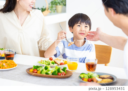 ファミリー　食卓を囲む家族 128953431
