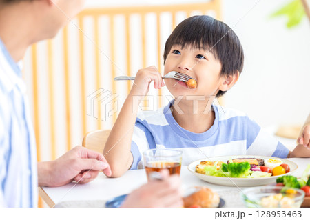 ファミリー　食卓を囲む家族 128953463