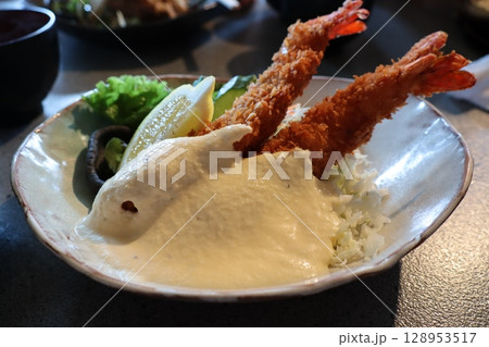 サクサクのエビフライとコク深いクリームソース――洋食ランチのご褒美 サクサクのエビフライとコク深いクリームソース――洋食ランチのご褒美 128953517