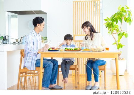 ファミリー 食卓を囲む家族 ファミリー 食卓を囲む家族 128953528