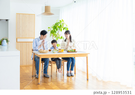 ファミリー 食卓を囲む家族 ファミリー 食卓を囲む家族 128953531