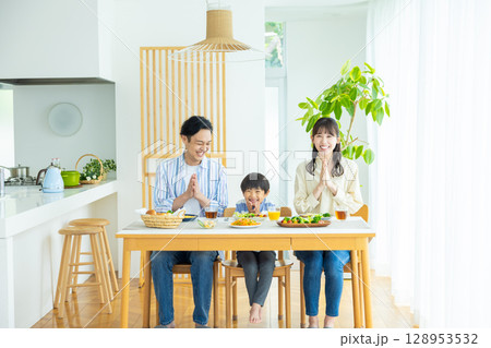 ファミリー 食卓を囲む家族 ファミリー 食卓を囲む家族 128953532
