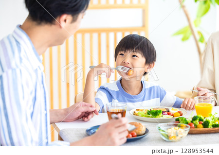 ファミリー　食卓を囲む家族 128953544