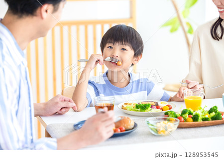 ファミリー　食卓を囲む家族 128953545