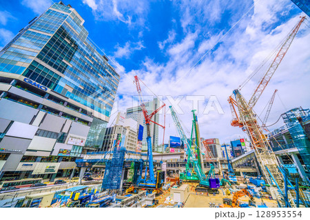 日本の東京都市景観7月27日。猛烈な暑さ…パイルドライバーなどの巨大重機がズラリ…。本格的な工事へ 128953554