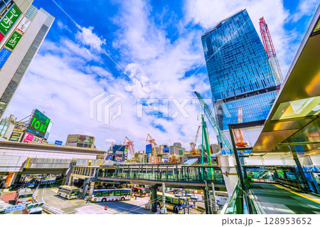 日本の東京都市景観7月27日。猛烈な暑さ…パイルドライバーなどの巨大重機がズラリ…。本格的な工事へ 128953652