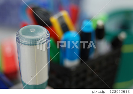 The desktop in the office / 会社のオフィスの事務机の筆記用具 128953658