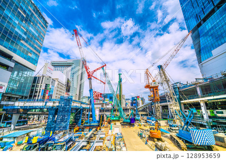 日本の東京都市景観7月27日。猛烈な暑さ…パイルドライバーなどの巨大重機がズラリ…。本格的な工事へ 128953659