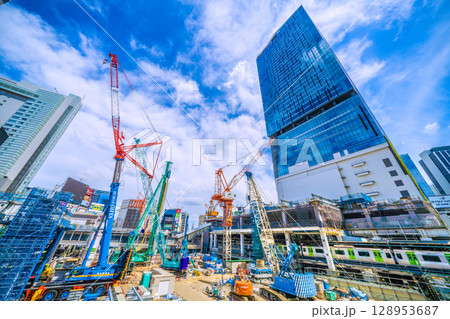 日本の東京都市景観7月27日。猛烈な暑さ…パイルドライバーなどの巨大重機がズラリ…。本格的な工事へ 128953687