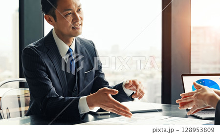 オフィスで面談するビジネスパーソンのグループ 128953809