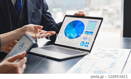 オフィスでPC画面を見ながら面談するビジネスパーソンのグループ オフィスでPC画面を見ながら面談するビジネスパーソンのグループ 128953821