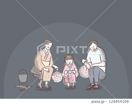 線香花火をしている家族 128954109