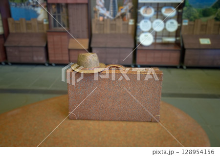 寅さん記念館にある石で出来た寅さんのカバンと帽子 寅さん記念館にある石で出来た寅さんのカバンと帽子 128954156